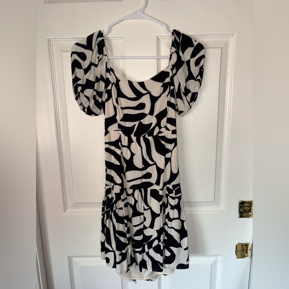 Black and White Puff Sleeve Dress